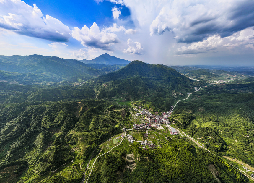 南丰县三溪乡庙前村，多彩村居、蜿蜒道路与青山相映成景，构成一幅美丽的乡村画卷。谢东摄