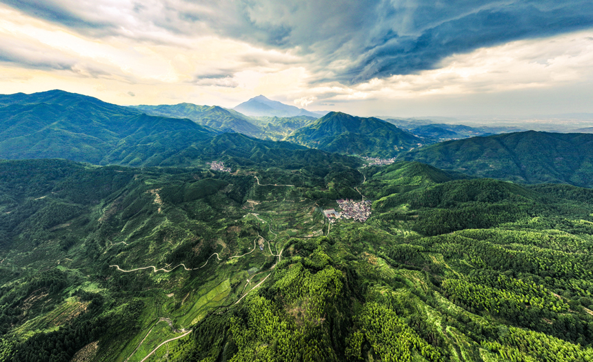 南丰县三溪乡庙前村，多彩村居、蜿蜒道路与青山相映成景，构成一幅美丽的乡村画卷。谢东摄