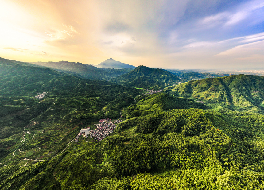 南丰县三溪乡庙前村，多彩村居、蜿蜒道路与青山相映成景，构成一幅美丽的乡村画卷。谢东摄