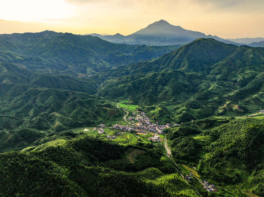 南丰县三溪乡庙前村，多彩村居、蜿蜒道路与青山相映成景，构成一幅美丽的乡村画卷。谢东摄