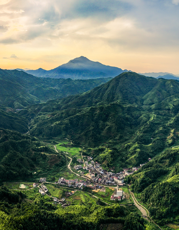 南丰县三溪乡庙前村，多彩村居、蜿蜒道路与青山相映成景，构成一幅美丽的乡村画卷。谢东摄