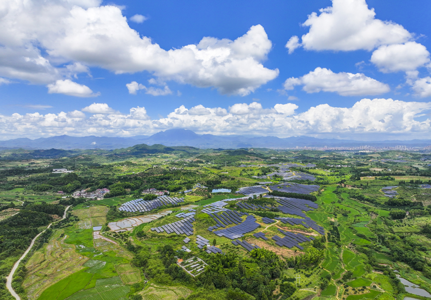 近日，南丰县桑田镇，鳞次栉比的光伏组件分布在荒山坡上，与村庄、田野相映成景，美如画卷。谢东摄