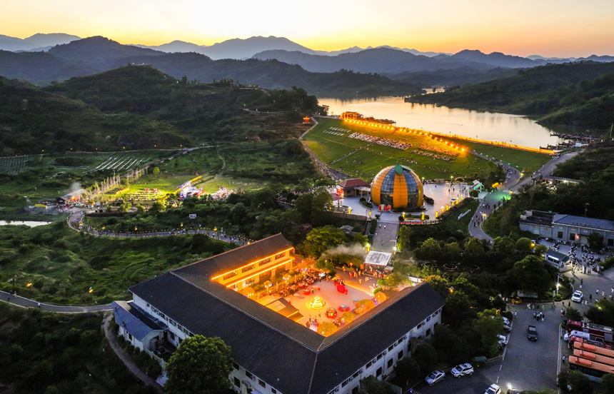 近日，南丰县市山镇包坊村蜜桔湖，游客们赏风景、看演出、品美食，现场热闹非凡。谢东摄