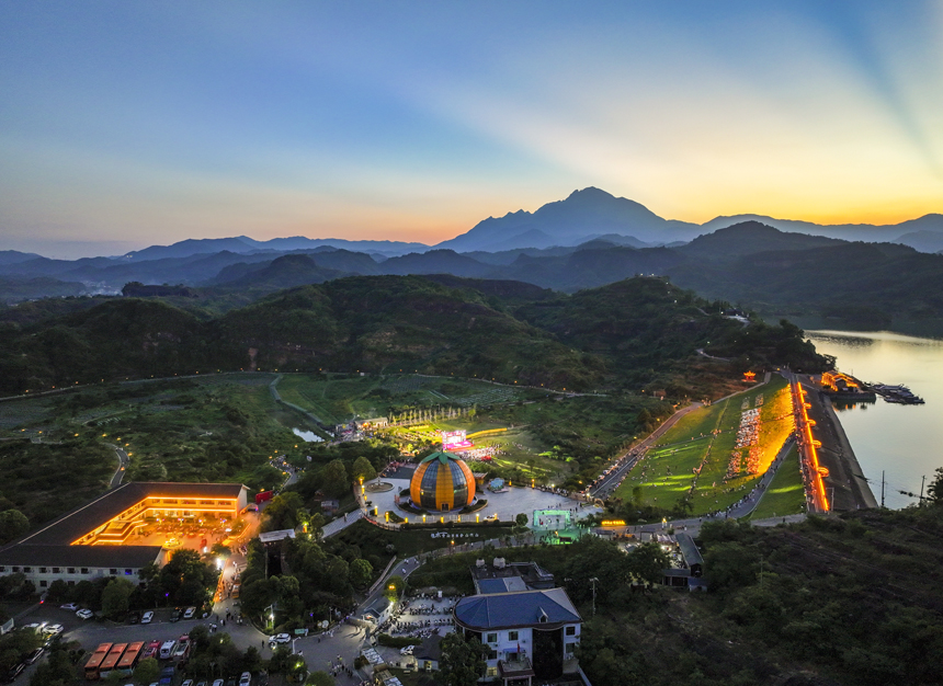 近日，南丰县市山镇包坊村蜜桔湖，游客们赏风景、看演出、品美食，现场热闹非凡。谢东摄