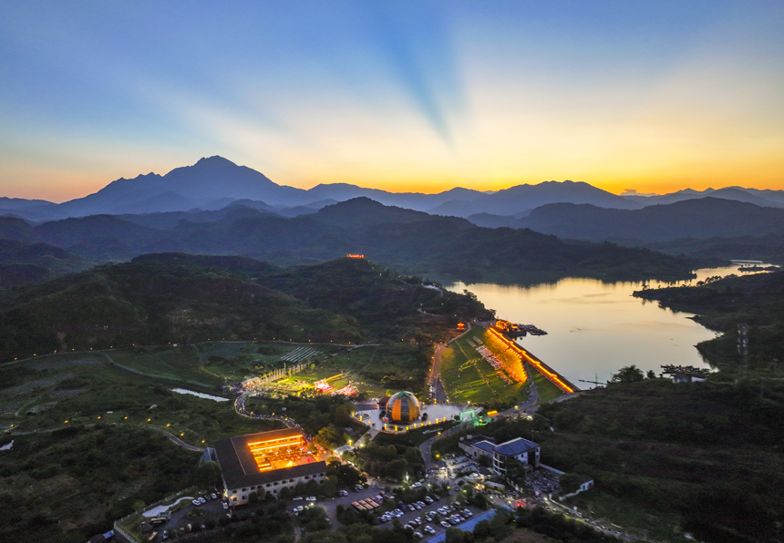 近日，南丰县市山镇包坊村蜜桔湖，游客们赏风景、看演出、品美食，现场热闹非凡。谢东摄