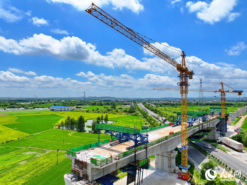 南昌市南昌縣向塘鎮的京港高速鐵路CJZQ-8標工程建設點，橋梁架設作業穩步推進。人民網 朱海鵬攝