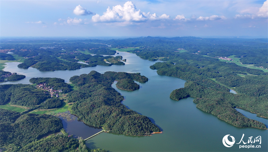 抚州市东乡区孝岗镇幸福湿地公园，绿水青山相得益彰。人民网 朱海鹏摄