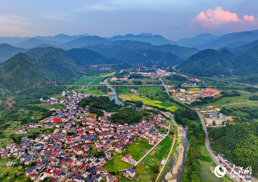 德兴市大茅山镇南溪村，层峦叠嶂、河流蜿蜒、阡陌纵横。人民网 朱海鹏摄