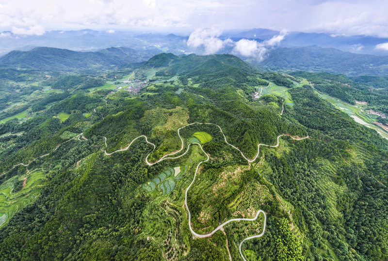 8月21日，在江西省抚州市南丰县傅坊乡拍摄的乡村公路。谢东摄