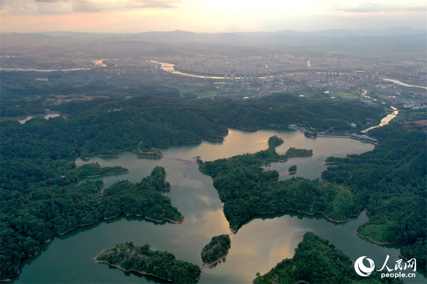 廣昌縣旴江鎮中坊水庫湖光如鏡，水庫周邊青山如黛、風景如畫。人民網記者 時雨攝