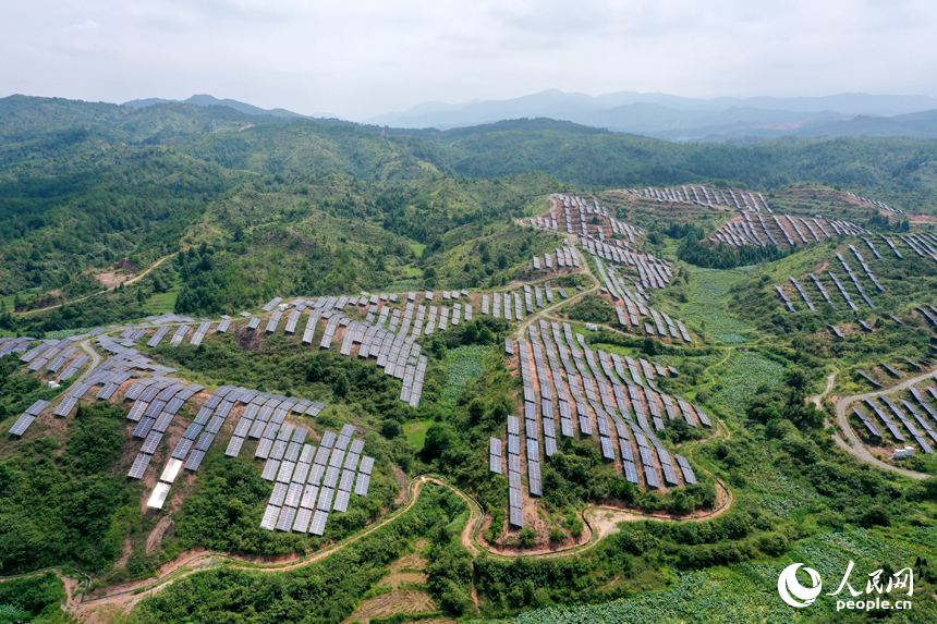 廣昌縣甘竹鎮朝華村砦下村小組光伏發電基地，航拍鏡頭下一幅綠色新能源生態景觀展現在眼前。人民網記者 時雨攝