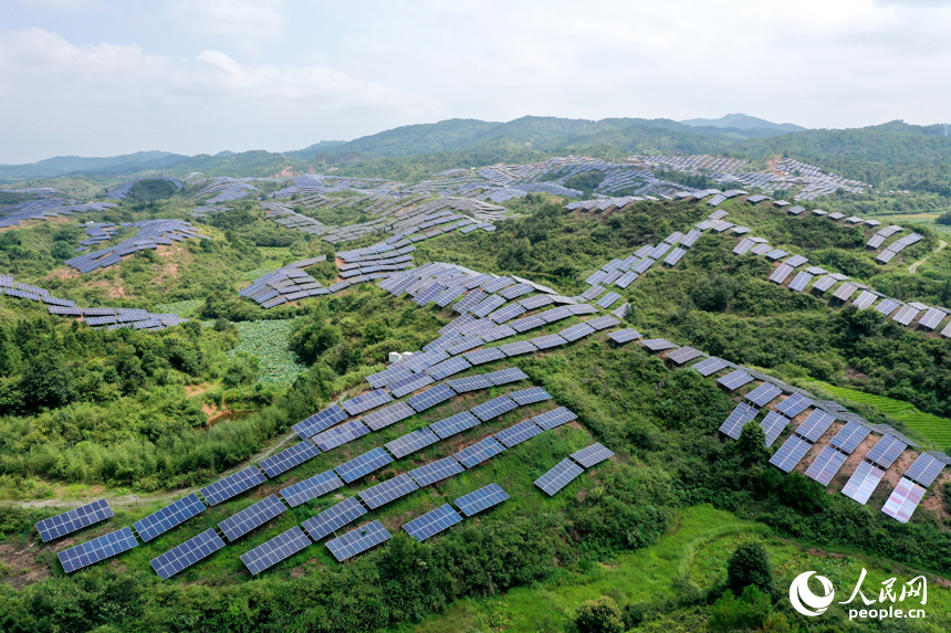 广昌县甘竹镇朝华村砦下村小组光伏发电基地，航拍镜头下一幅绿色新能源生态景观展现在眼前。人民网记者 时雨摄