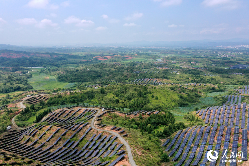 廣昌縣甘竹鎮朝華村砦下村小組光伏發電基地，航拍鏡頭下一幅綠色新能源生態景觀展現在眼前。人民網記者 時雨攝