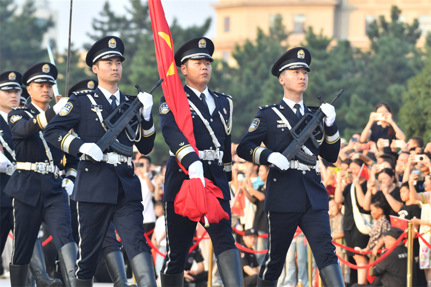 南昌市公安局警旗队护送国旗走向国旗台。宋超摄