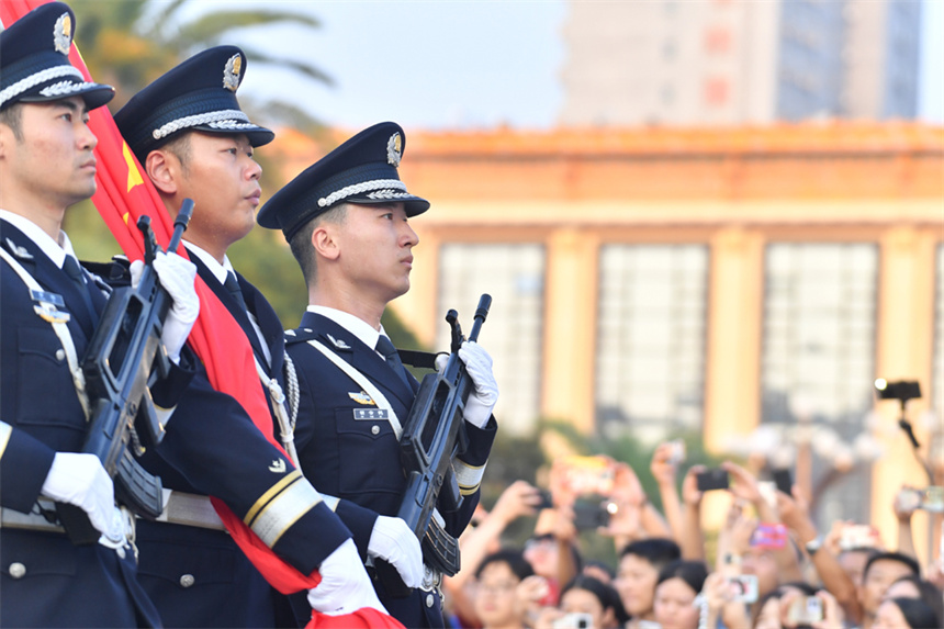 升國旗現場圍滿了前來觀看的市民游客。宋超攝