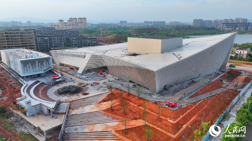 南昌保利大劇院項目建設工地，工人在進行綠化和主體外立面收尾施工。人民網 朱海鵬攝