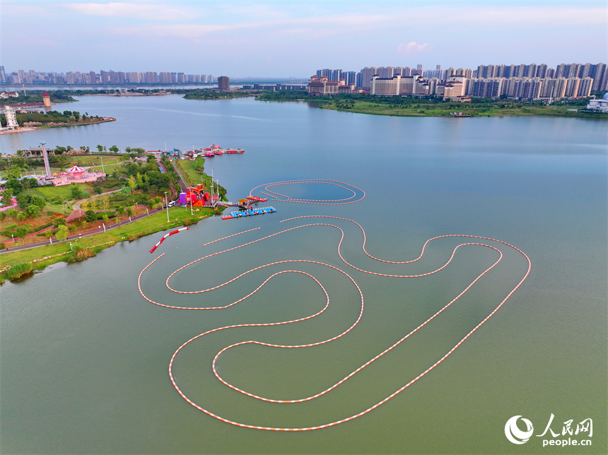 南昌市紅谷灘區九龍湖公園風光旖旎，吸引許多水上運動愛好者前來游玩。人民網 朱海鵬攝