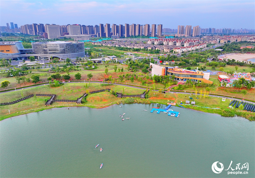 南昌市紅谷灘區九龍湖公園風光旖旎，吸引許多水上運動愛好者前來游玩。人民網 朱海鵬攝