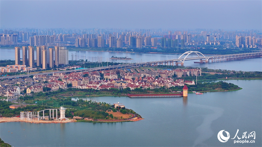 南昌市紅谷灘區九龍湖公園風光旖旎，吸引許多水上運動愛好者前來游玩。人民網 朱海鵬攝