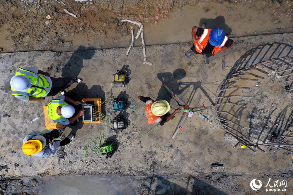 工程师正在对高速公路桥墩基桩进行检测。人民网记者 时雨摄