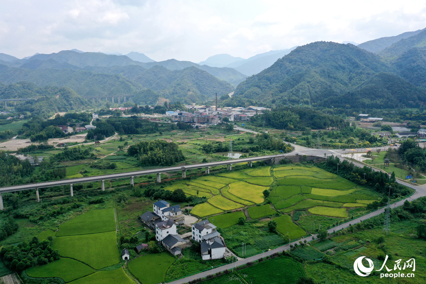 德興市大茅山，國道、村道連接著高速，為村民的出行帶來便利。人民網記者 時雨攝