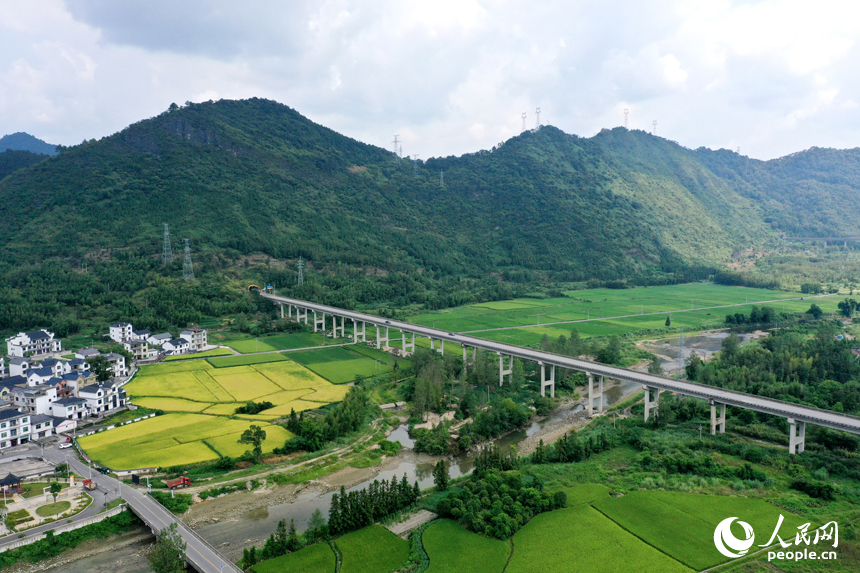 德興市大茅山，道路縱橫、溪水潺潺，一幅和美鄉村的景象展現在眼前。人民網記者 時雨攝