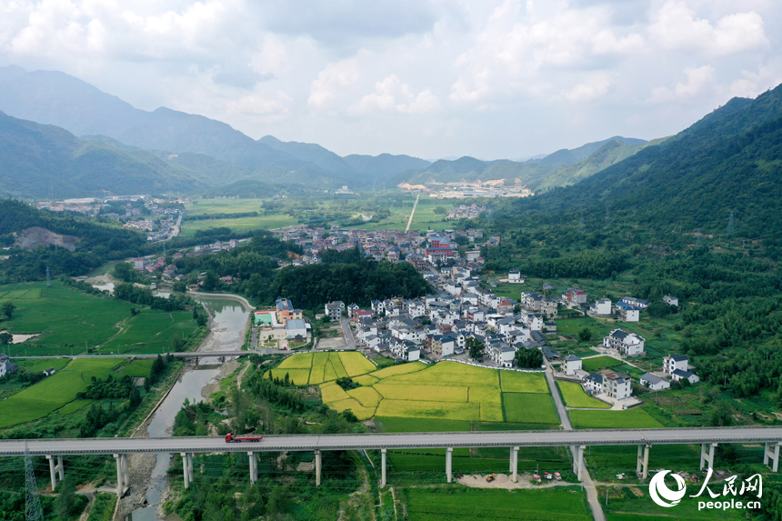 德興市大茅山，道路縱橫、溪水潺潺，一幅和美鄉村的景象展現在眼前。人民網記者 時雨攝