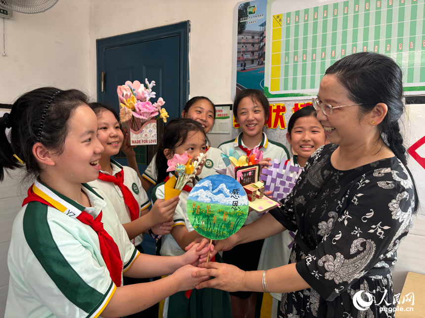 学生们将制作的文创作品献给老师，祝老师教师节快乐。人民网记者 时雨摄