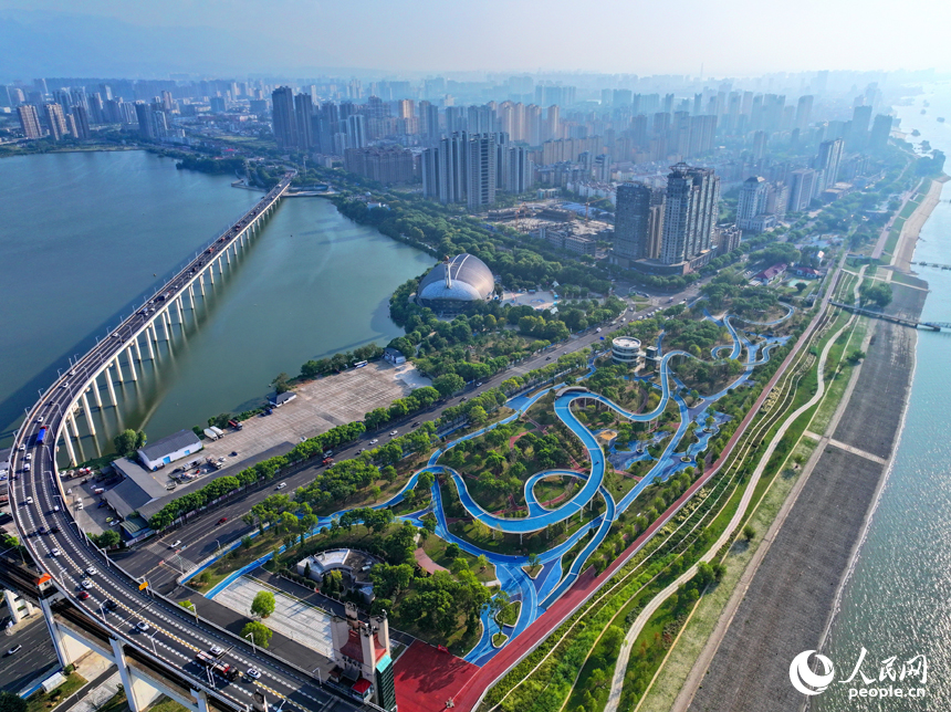 長江國家文化公園九江城區段，航道船來船往，公園景色宜人。人民網 朱海鵬攝