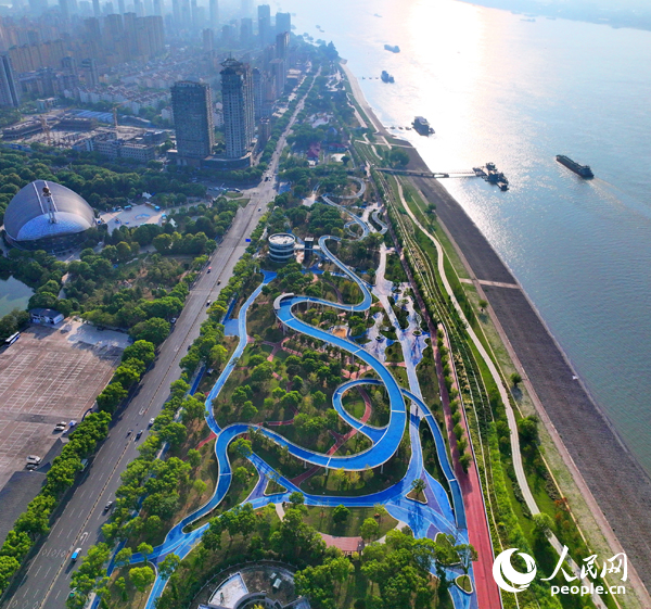 長江國家文化公園九江城區段，航道船來船往，公園景色宜人。人民網 朱海鵬攝