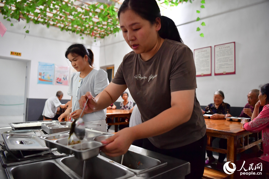 胡家村居家養老服務中心內，工作人員正在為老人們打飯。人民網記者 時雨攝