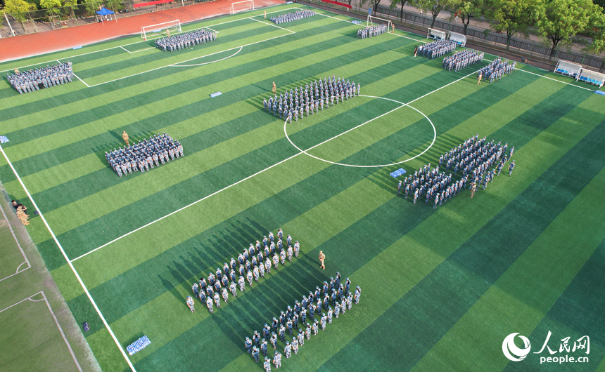 江西师范大学2024级新生在学校风雨球场进行军训。人民网记者 毛思远摄