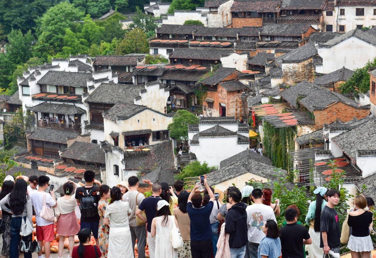 婺源篁岭“晒秋”醉游客。胡敦煌摄