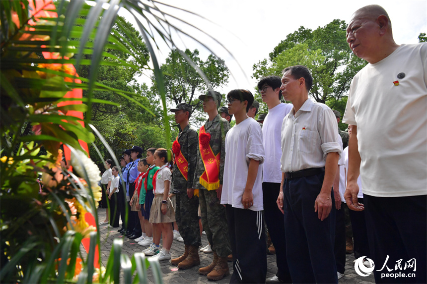 社會各界人士在南昌新四軍軍部舊址陳列館舉行勿忘九一八主題活動。人民網記者 時雨攝