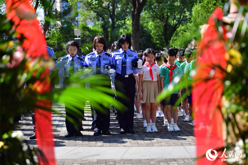 防空警报声响起，全体人员肃立默哀。人民网记者 时雨摄