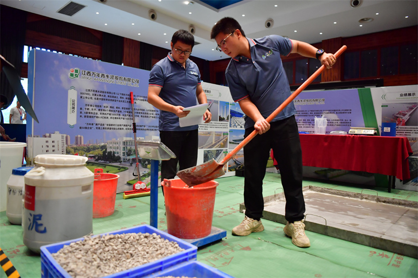 建筑行业工作人员正在进行技能大比武。人民网记者 时雨摄