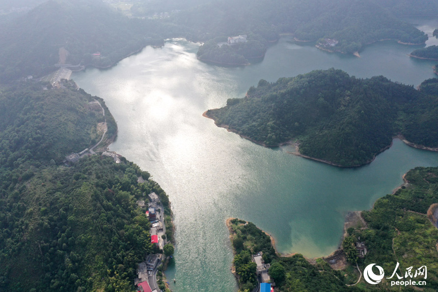 航拍鏡頭下的上栗楓林水庫山水相連、波光漣漪，宛若一幅山水畫展現在眼前。人民網記者 時雨攝