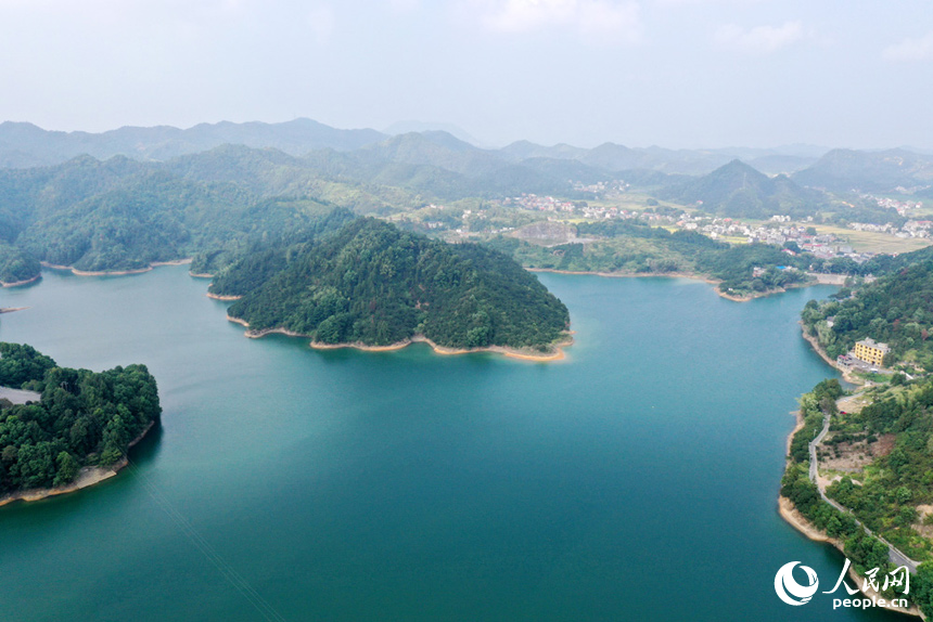 航拍鏡頭下的上栗楓林水庫山水相連、波光漣漪，宛若一幅山水畫展現在眼前。人民網記者 時雨攝