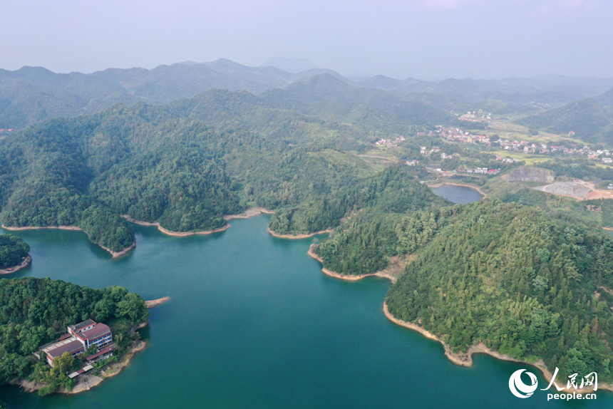 航拍鏡頭下的上栗楓林水庫山水相連、波光漣漪，宛若一幅山水畫展現在眼前。人民網記者 時雨攝