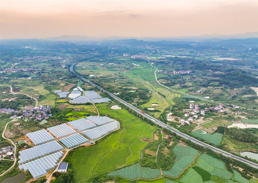 俯瞰江西省抚州市南丰县洽湾镇洽湾村风景如画。谢东摄