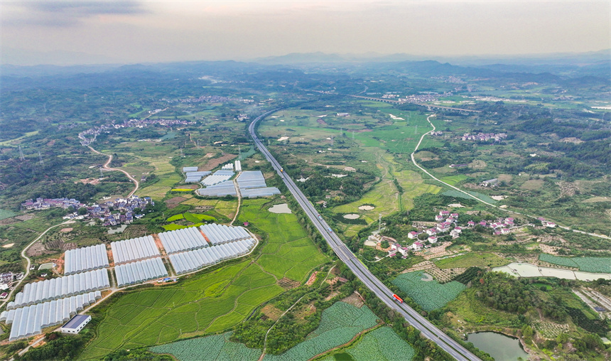 俯瞰江西省抚州市南丰县洽湾镇洽湾村风景如画。谢东摄