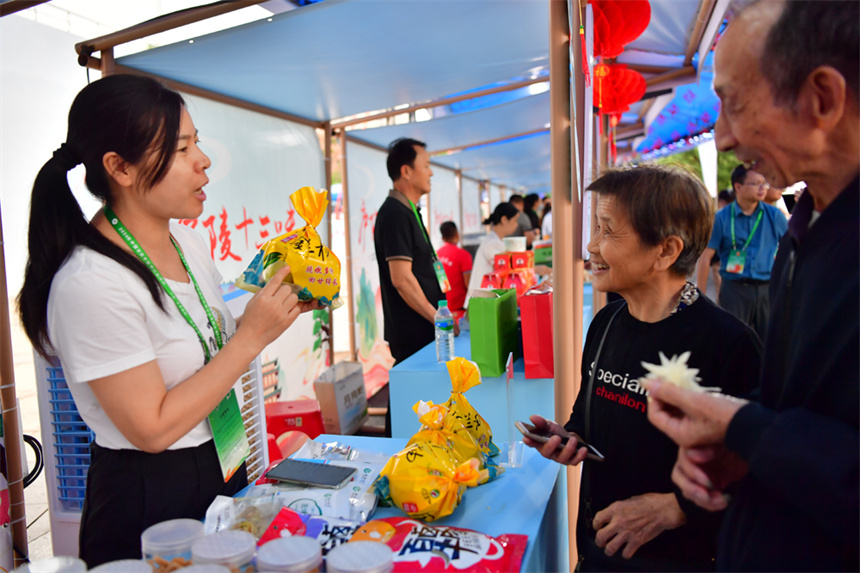 庐陵十三味美食展现场，农户正在展销自家种植的蜜柚。人民网记者 时雨摄