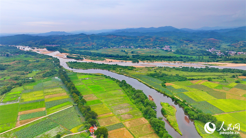 抚州市广昌县甘竹镇罗家村，错落有致的农房与广袤农田、蜿蜒河流、笔直公路相映相称，秋景怡人。人民网 朱海鹏摄