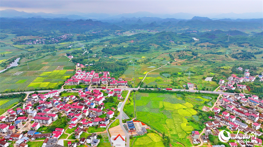 抚州市广昌县甘竹镇罗家村，错落有致的农房与广袤农田、蜿蜒河流、笔直公路相映相称，秋景怡人。人民网 朱海鹏摄