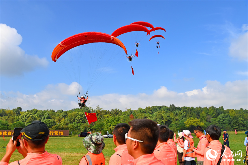 贛州市南康區龍回鎮坪沙村布谷寨體育公園的國家航空飛行營地，許多游客前來觀看迎國慶主題飛行表演。人民網 朱海鵬攝