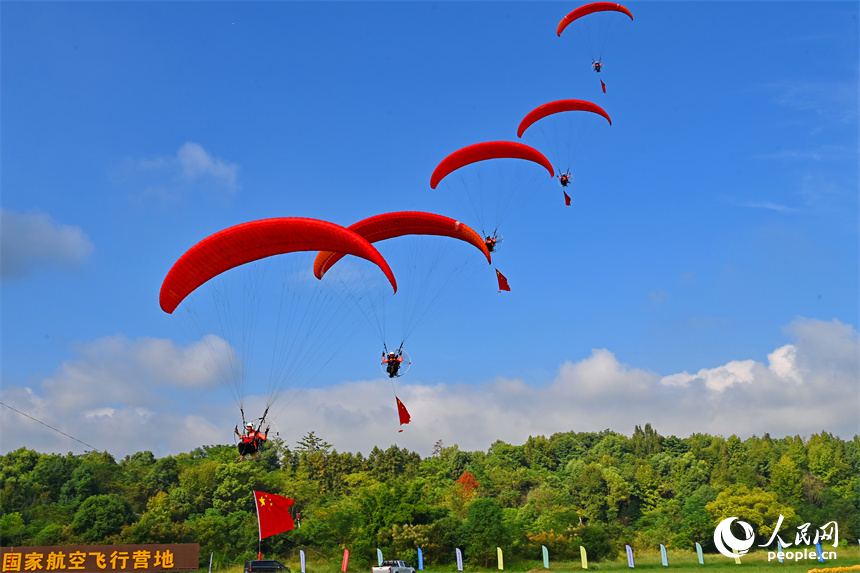 贛州市南康區龍回鎮坪沙村布谷寨體育公園的國家航空飛行營地，許多游客前來觀看迎國慶主題飛行表演。人民網 朱海鵬攝