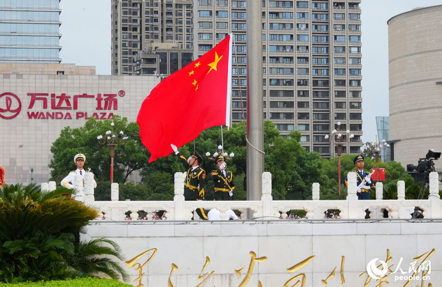 升旗儀式現場，鮮艷的五星紅旗冉冉升起。人民網記者 毛思遠攝