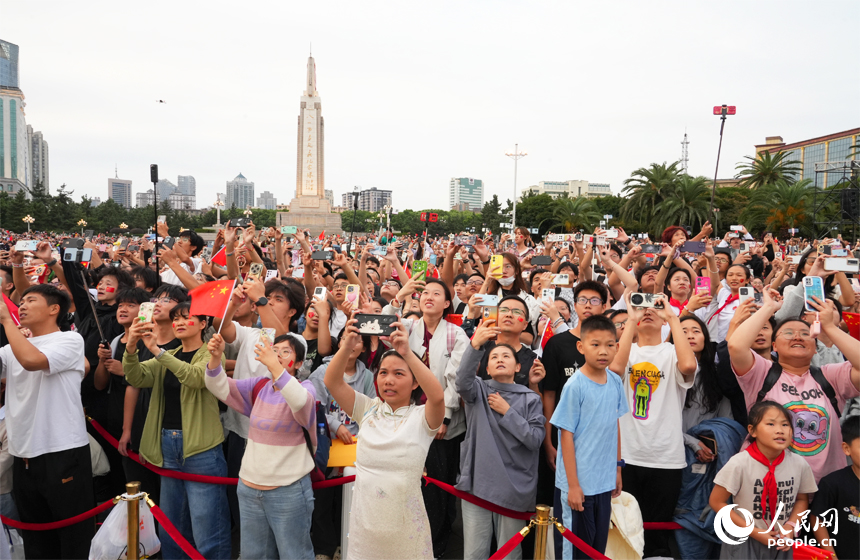 现场观礼的市民游客。人民网记者 毛思远摄