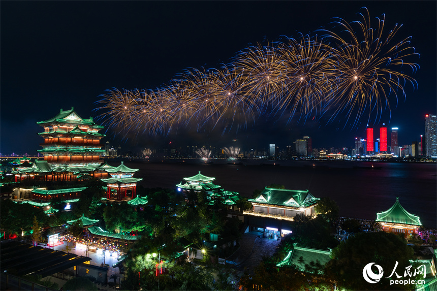 美輪美奐的煙花點亮南昌夜空。人民網 龍楚良攝