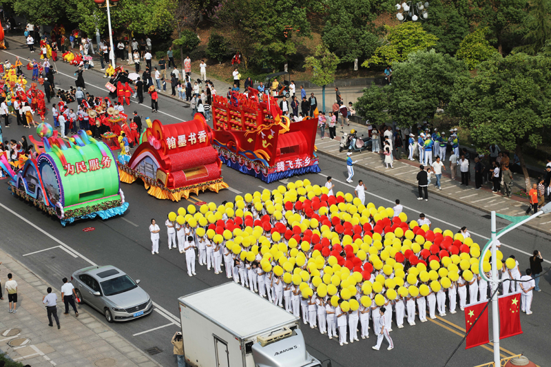 抚州市东乡区举行灯彩调演暨大型民俗踩街系列活动。饶方其摄